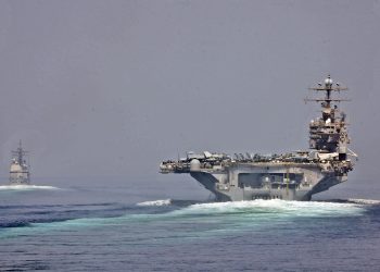 Buques de la Armada de Estados Unidos transitando el Estrecho de Ormuz