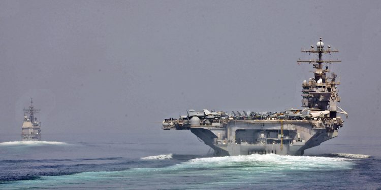 Buques de la Armada de Estados Unidos transitando el Estrecho de Ormuz