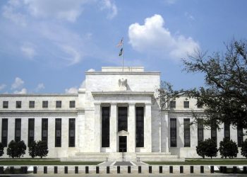 La Fed mantiene los tipos por quinta vez consecutiva, pero la disidencia de tres consejeros dispara el miedo a una subida en septiembre