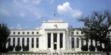 La Fed mantiene los tipos por quinta vez consecutiva, pero la disidencia de tres consejeros dispara el miedo a una subida en septiembre