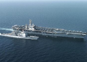 Estados Unidos pasa a bombardear Irán también de día y el bloqueo de Ormuz dispara el petróleo a máximos del año