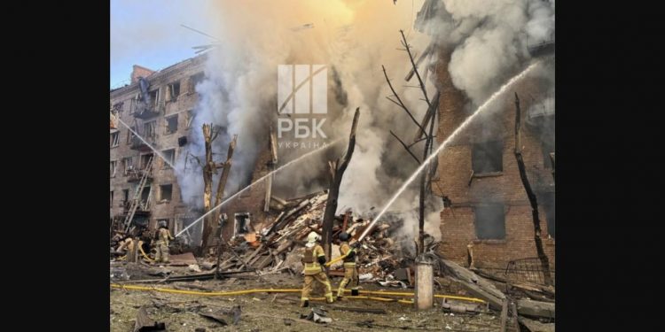 Rusia lanza uno de sus mayores ataques del año contra Kiev en plena crisis política en el Gobierno de Zelenski