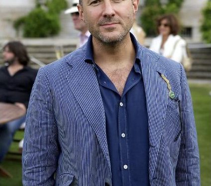 OpenAI prepara su primer altavoz con IA diseñado por Jony Ive, y Apple la demanda por robo de secretos comerciales
