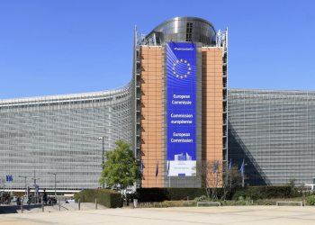 Sede de la Comisión Europea en Bruselas, donde se negoció el Digital Omnibus que aplaza las obligaciones de alto riesgo del AI Act