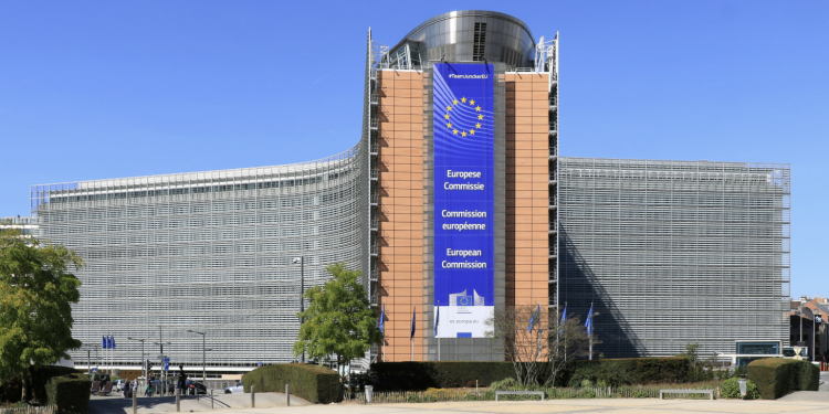 Sede de la Comisión Europea en Bruselas, donde se negoció el Digital Omnibus que aplaza las obligaciones de alto riesgo del AI Act